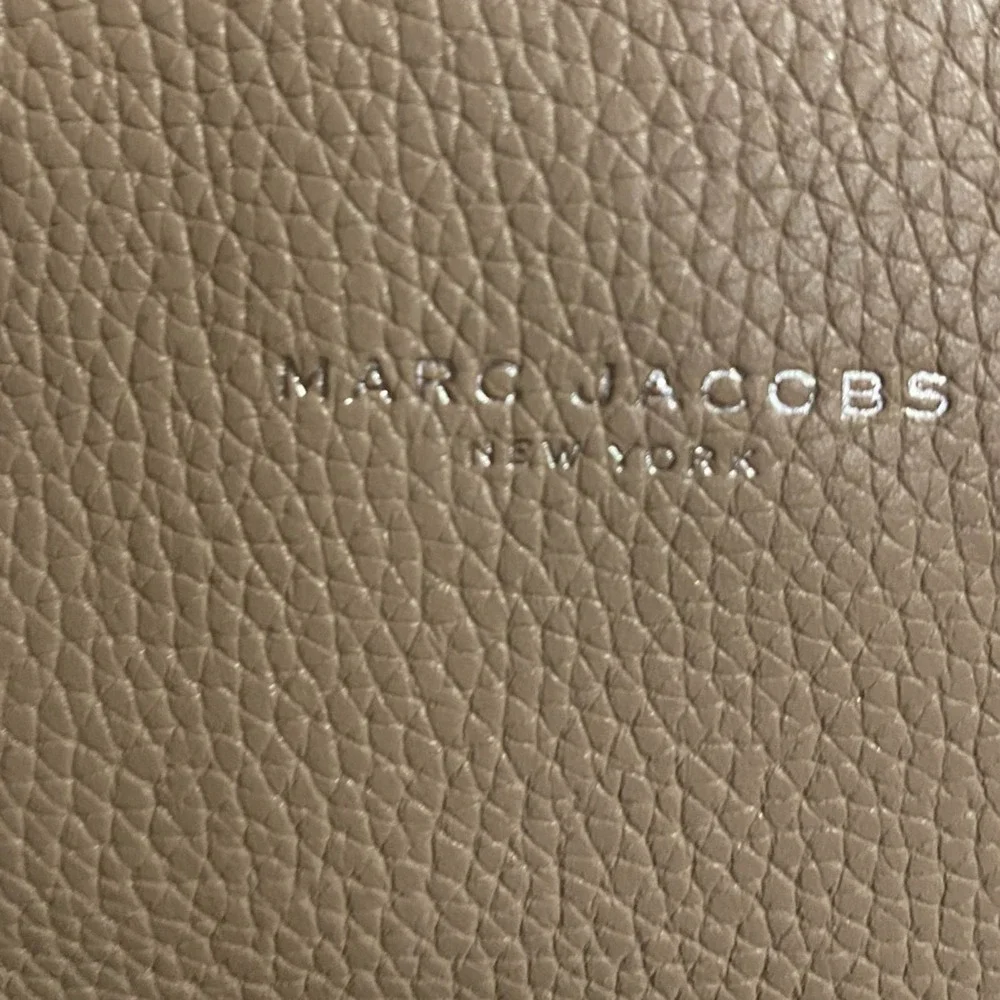 𝅺marc Jacobs Taupe Leather Crossbody Handbag